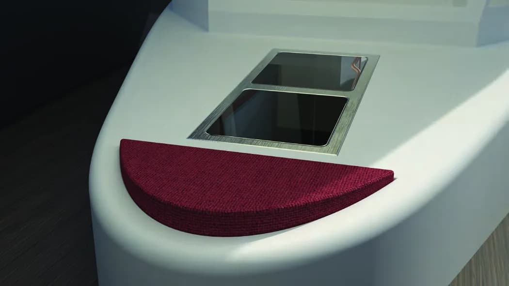 Ránova bow hatch and red cushion detail.